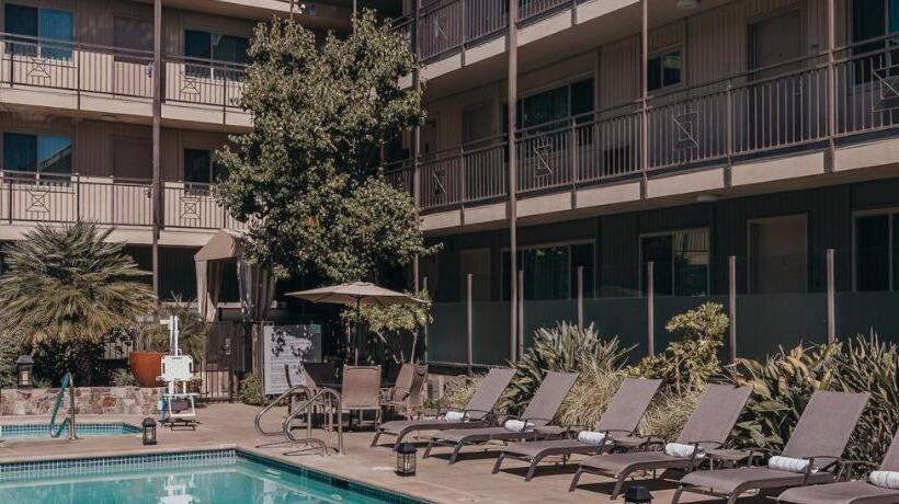 فندق Marin Suites