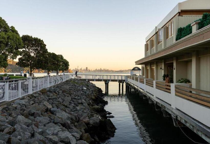 فندق Marin Suites