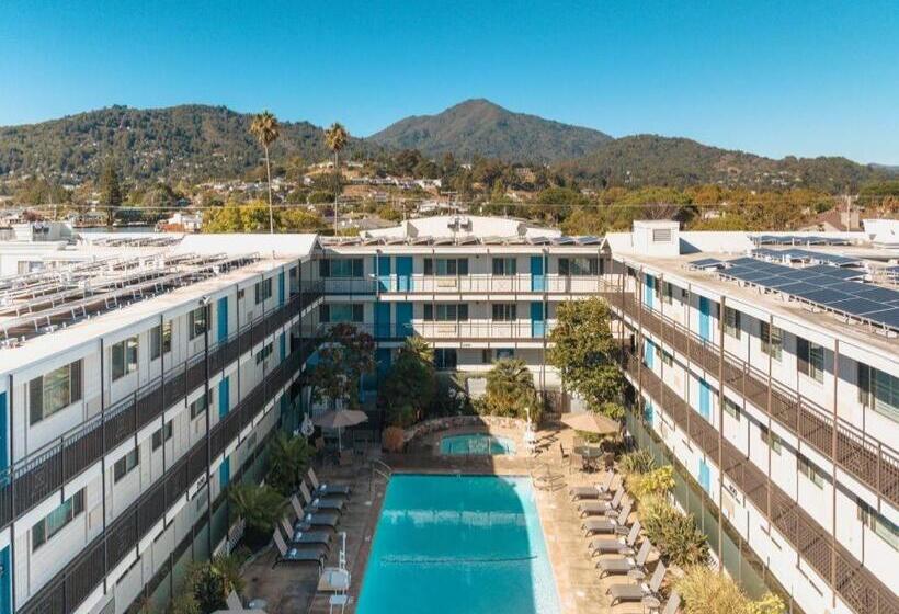 فندق Marin Suites