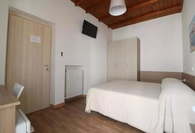 پانسیون Acquacorrente Rooms   A Due Passi Dal Mare