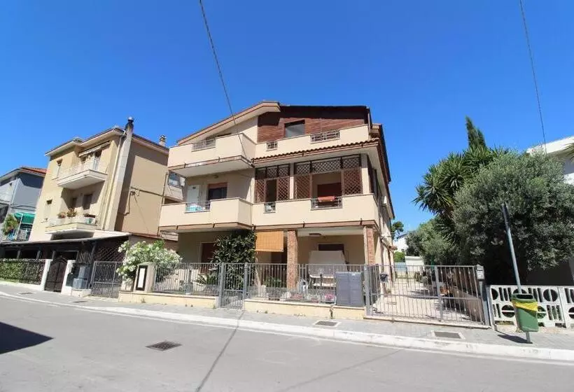 پانسیون Acquacorrente Rooms   A Due Passi Dal Mare