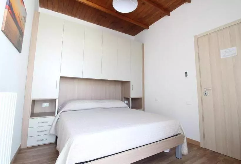 پانسیون Acquacorrente Rooms   A Due Passi Dal Mare