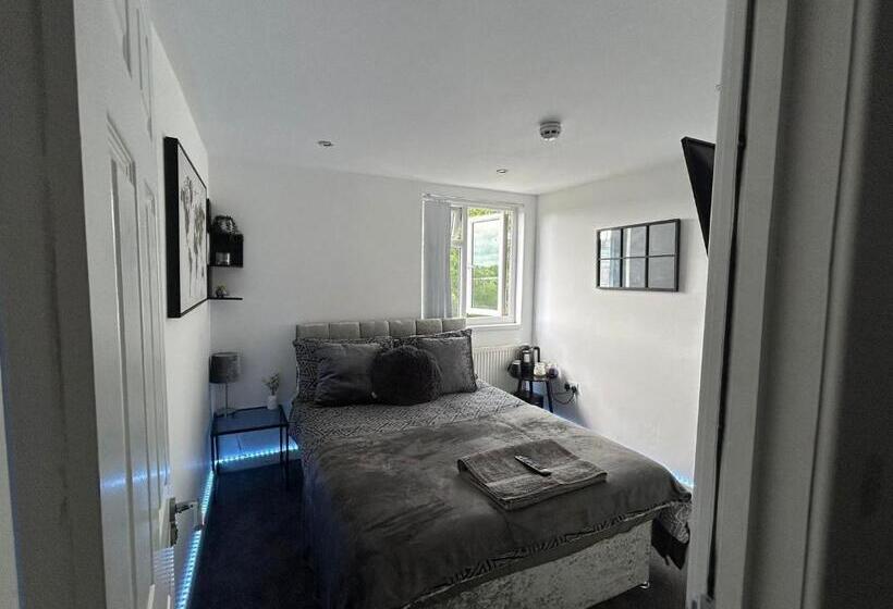 فنادق الكبسولة The Dugout Double Room