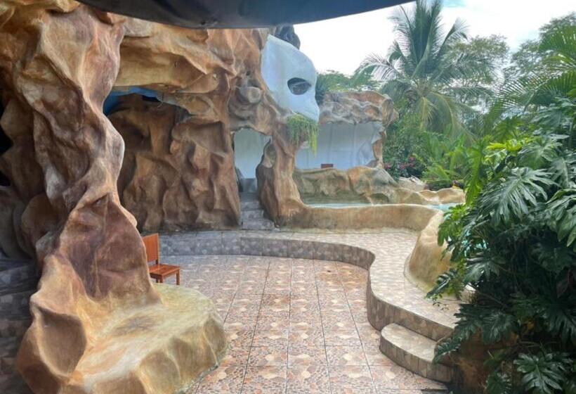 호텔 La Perla Negra Pirate Tours