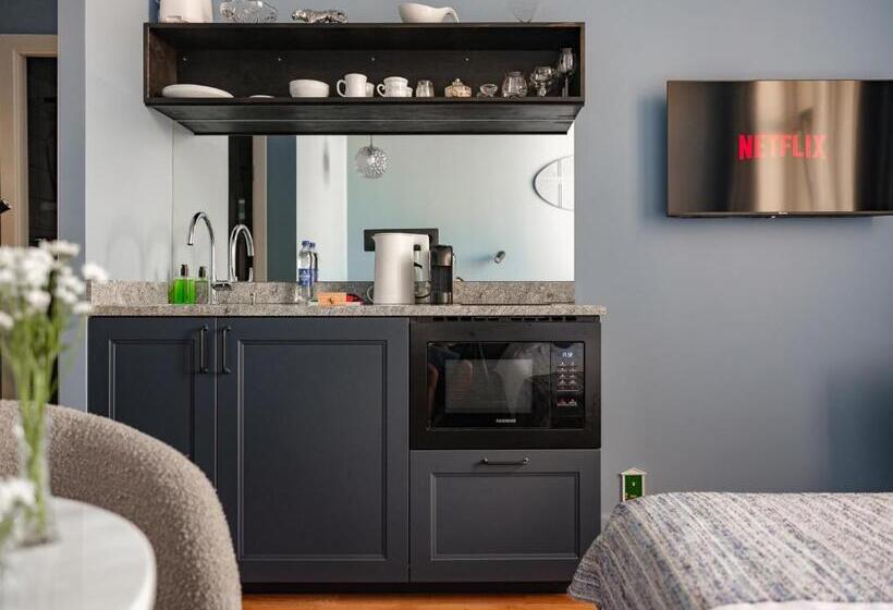 Miro Rooms Center   Quiet Chic, Self Check In