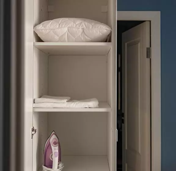 Miro Rooms Center   Quiet Chic, Self Check In