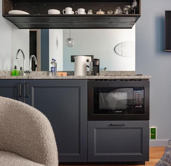 Miro Rooms Center   Quiet Chic, Self Check In