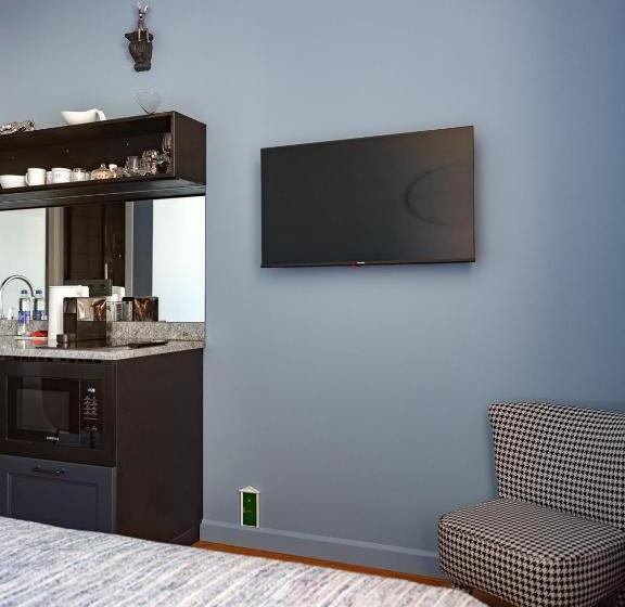 Miro Rooms Center   Quiet Chic, Self Check In