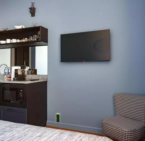 Miro Rooms Center   Quiet Chic, Self Check In