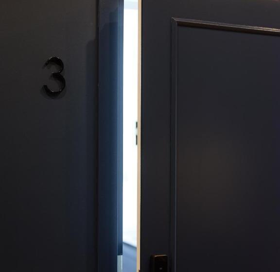 Miro Rooms Center   Quiet Chic, Self Check In