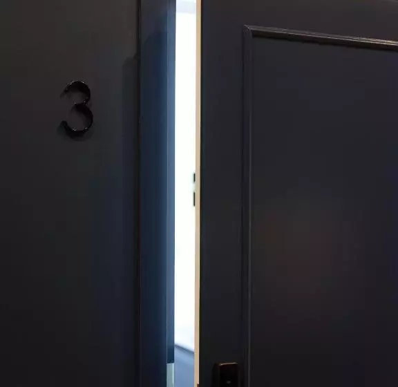 Miro Rooms Center   Quiet Chic, Self Check In