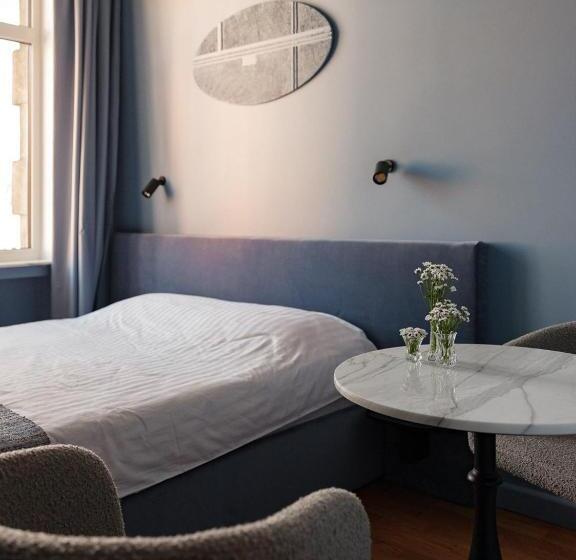 Miro Rooms Center   Quiet Chic, Self Check In