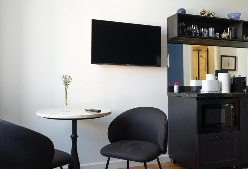 Miro Rooms Center   Quiet Chic, Self Check In