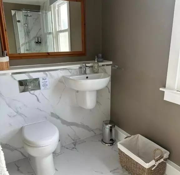 Peel House Bed And Breakfast