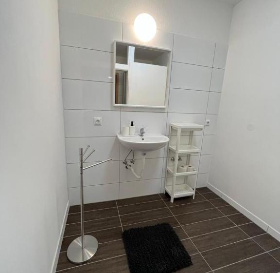 Пансион Große Zimmer Für 3 Personen Fernseher, Kühlschrank