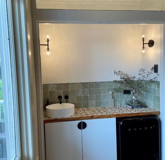 מוטל The Clive Hideaway