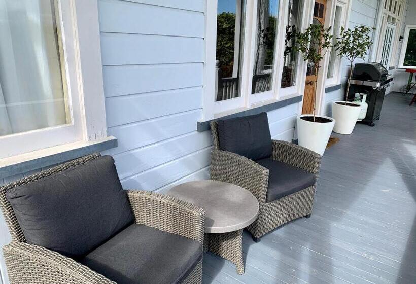 מוטל The Clive Hideaway