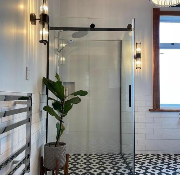 מוטל The Clive Hideaway