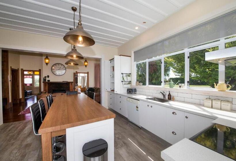 מוטל The Clive Hideaway