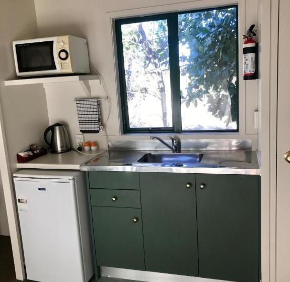 מוטל The Clive Hideaway