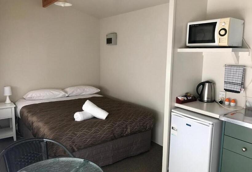 מוטל The Clive Hideaway