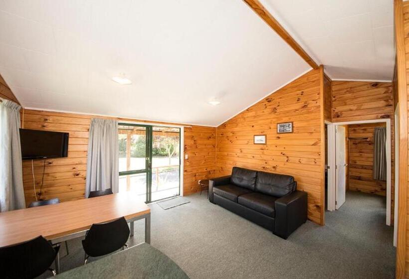 מוטל The Clive Hideaway