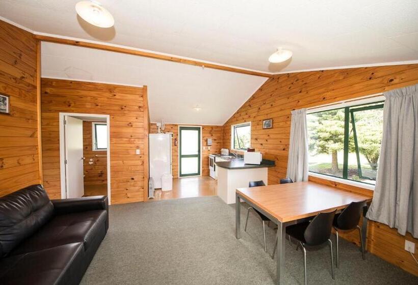 מוטל The Clive Hideaway