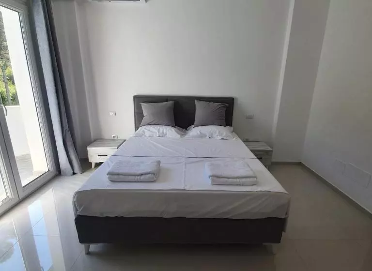 Hotel 33
