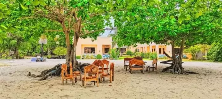 ペンション Crisols Beach Resort   Malapascua Island