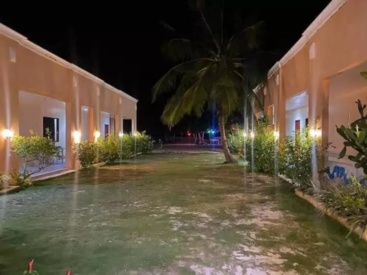 ペンション Crisols Beach Resort   Malapascua Island