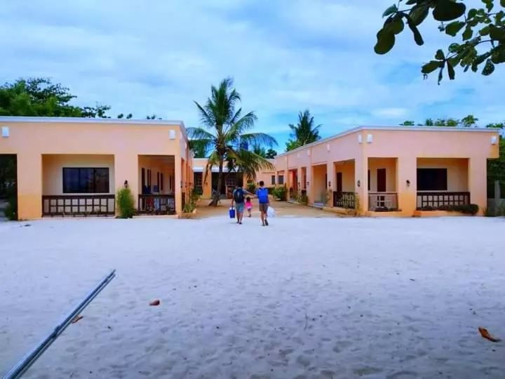 ペンション Crisols Beach Resort   Malapascua Island