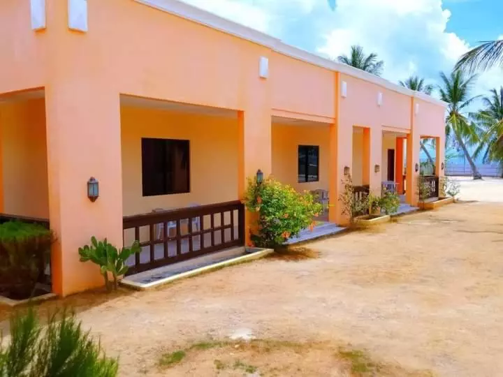 ペンション Crisols Beach Resort   Malapascua Island