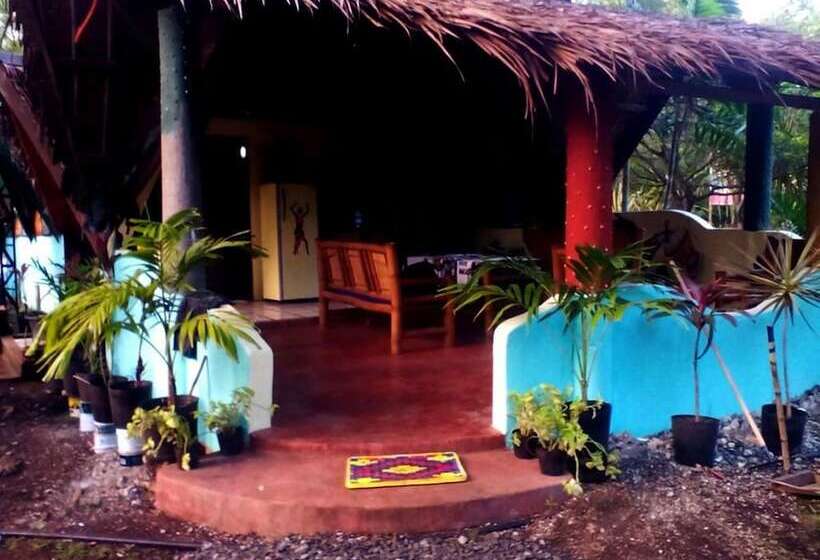 Lennons Place Backpacker Hostel