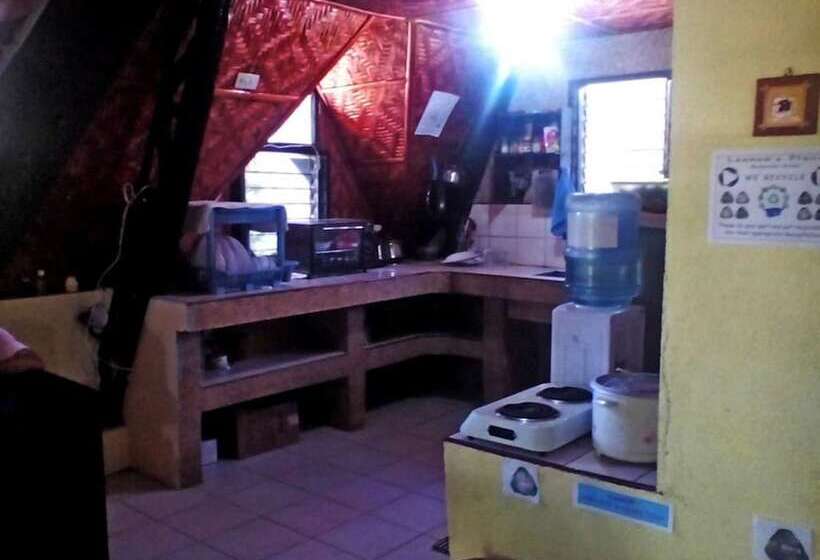 Lennons Place Backpacker Hostel