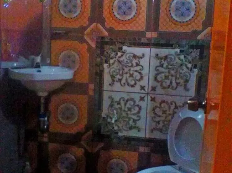 Lennons Place Backpacker Hostel
