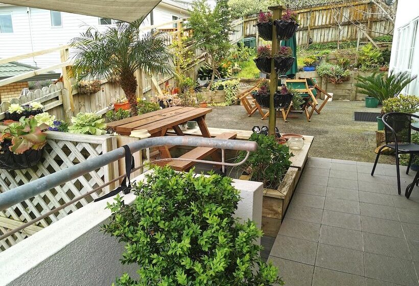 Lush & Co Auckland Bed & Breakfast