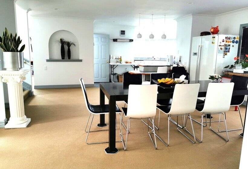 Lush & Co Auckland Bed & Breakfast