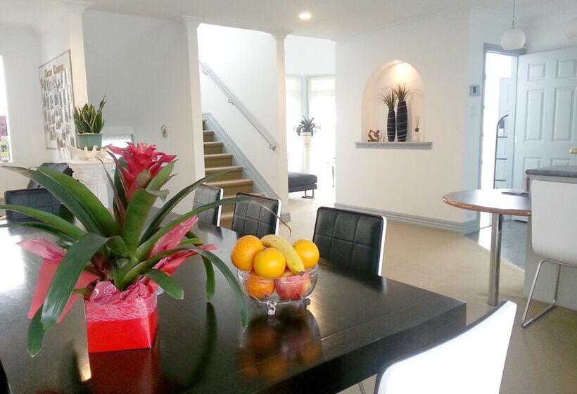 Lush & Co Auckland Bed & Breakfast