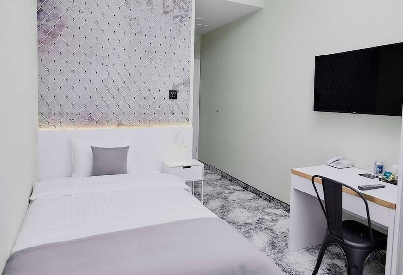 בית מלון כפרי Tulip Inn żyrardów