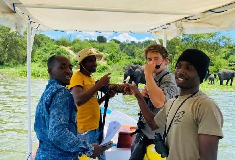 هتل Kazinga Wilderness Safari Camp