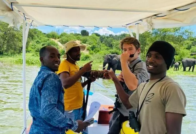 هتل Kazinga Wilderness Safari Camp