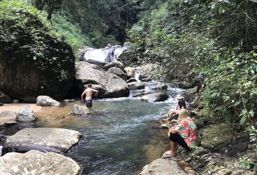 בית מלון כפרי The Backyard Blangoda