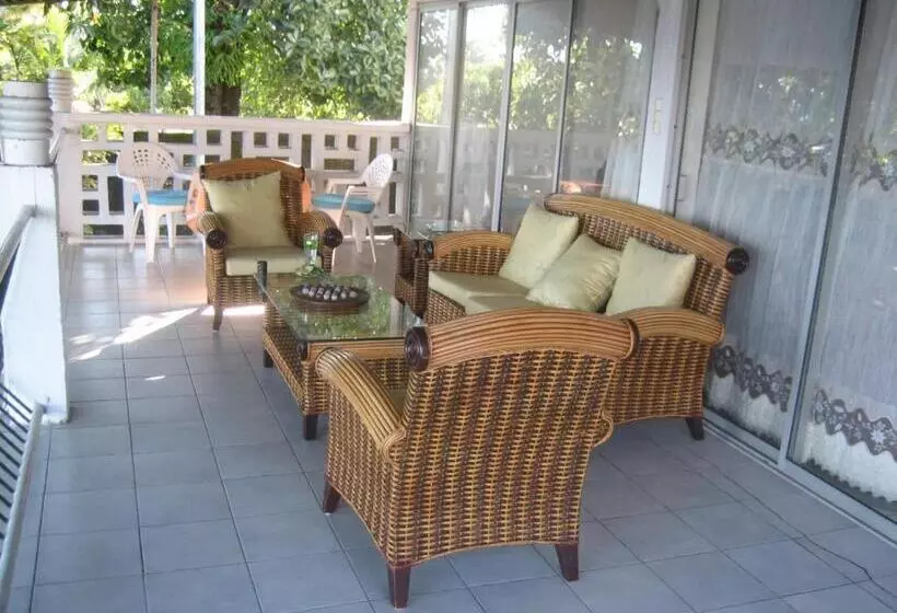 تختخواب و صبحانه Farida Lodge