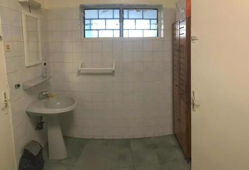 تختخواب و صبحانه Farida Lodge