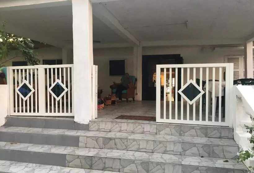 تختخواب و صبحانه Farida Lodge