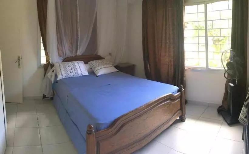 تختخواب و صبحانه Farida Lodge