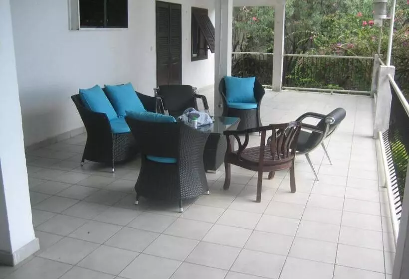 تختخواب و صبحانه Farida Lodge