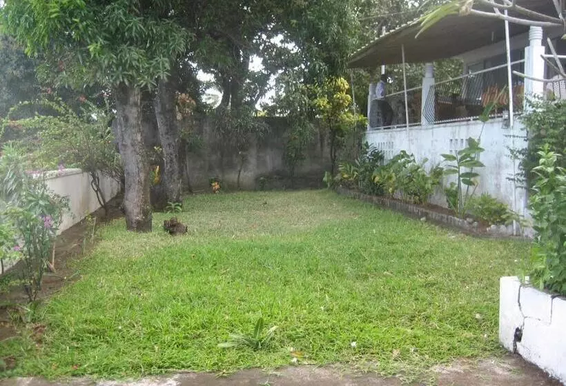 تختخواب و صبحانه Farida Lodge