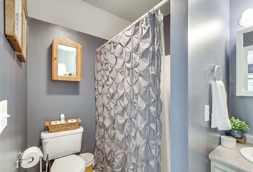 Charming Casco Home W/ Deck In Point Sebago Resort