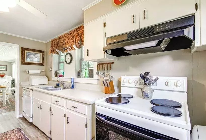 Charming Country Home W/ Yard   14 Mi To Ole Miss!